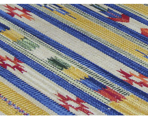 Koberec s pruhmi a vzormi