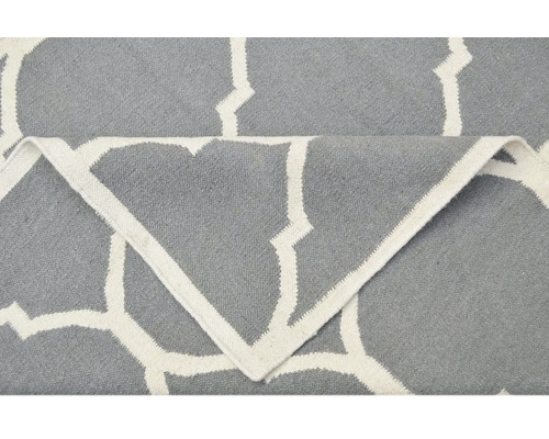Sivý koberec s geometrickým vzorom
