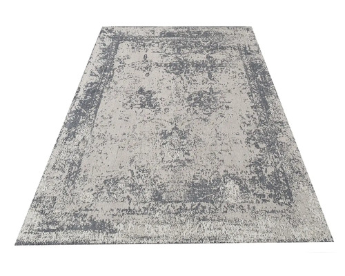 Koberec s abstraktným vzorom