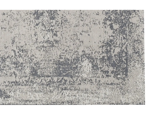 Koberec s abstraktným vzorom