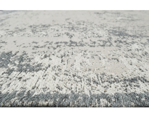 Koberec s abstraktným vzorom