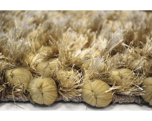 Detailný pohľad na chlpatý koberec so strapcami