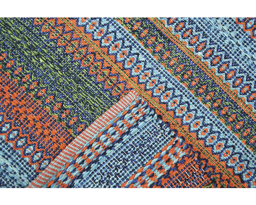 Detailný pohľad na koberec s geometrickými vzormi