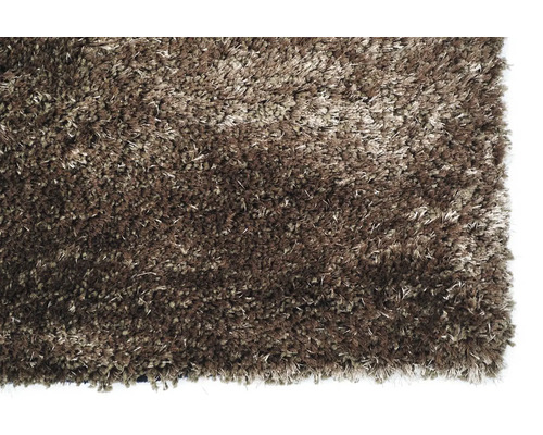 Detailný pohľad na huňatý koberec.