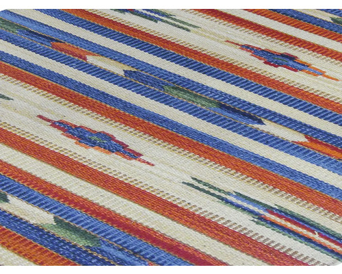 Detail pruhovaného koberca s vzorovanými akcentmi