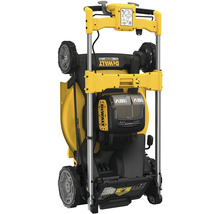 Zložená žltá kosačka na trávu DeWalt pre úsporné skladovanie.