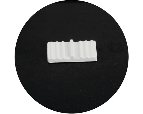 Biela lamelová štruktúra na čiernom pozadí