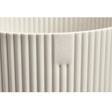 Detailný pohľad na rebrovaný kvetináč s logom Elho.