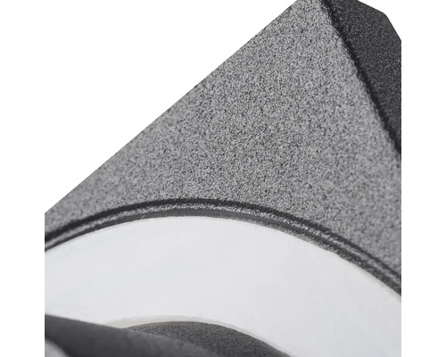 Detail šedého vonkajšieho svetla