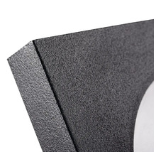 Detailný pohľad na čierne vonkajšie svietidlo