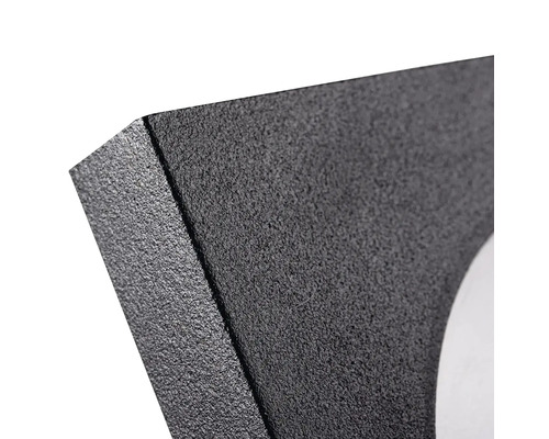 Detailný pohľad na čierne vonkajšie svietidlo