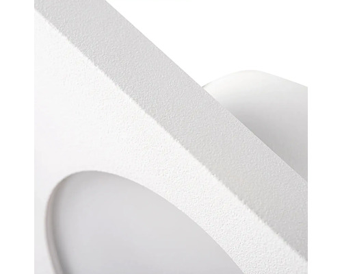 Detail štvorcového stropného svietidla