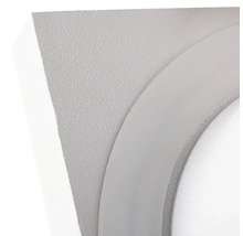 Detail bieleho okrúhleho nástenného svietidla