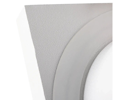 Detail bieleho okrúhleho nástenného svietidla