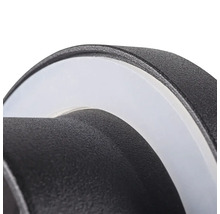 Detailný záber okrúhleho vonkajšieho svietidla s LED osvetlením.