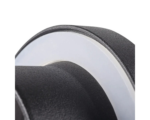 Detailný záber okrúhleho vonkajšieho svietidla s LED osvetlením.