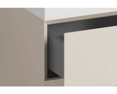 Detailný záber nábytku s otvorenou zásuvkou