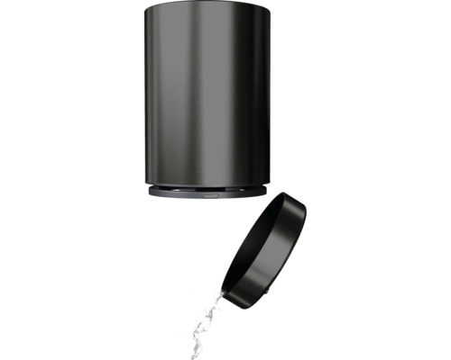 Kanvica na filtrovanie vody s otvoreným vekom a vytekajúcou vodou