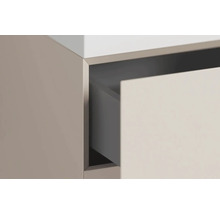 Detail kúpeľňovej skrinky s otvorenou zásuvkou