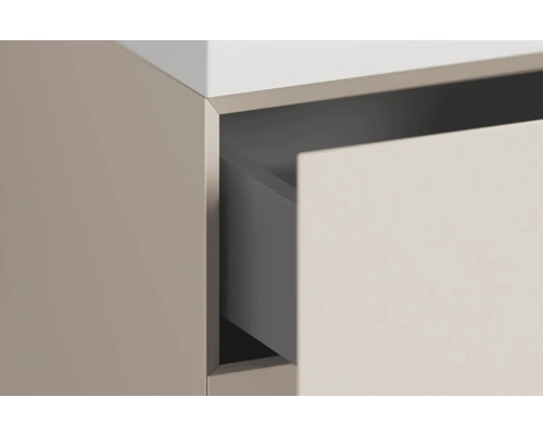 Detail kúpeľňovej skrinky s otvorenou zásuvkou