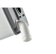 Detailný záber splachovacej nádrže s odtokovou rúrkou