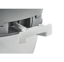 Detailný pohľad na kempingovú toaletu so šúpatkom