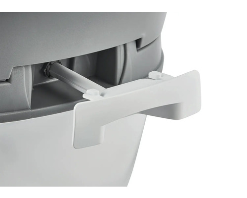 Detailný pohľad na kempingovú toaletu so šúpatkom