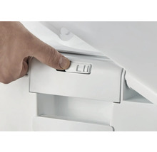 Ruka ovláda ovládaciu dosku WC