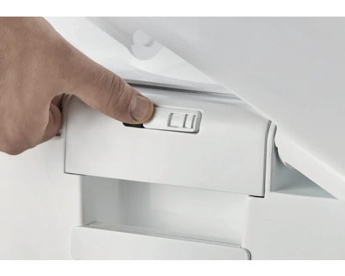 Ruka ovláda ovládaciu dosku WC