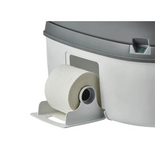 Prenosná toaleta s držiakom na toaletný papier a rolkou toaletného papiera.