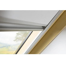 Detail strešného okna s roletovým systémom