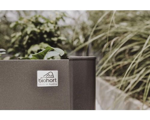 Detailný pohľad na vyvýšený záhon s logom Biohort a nápisom „Made in Austria“.