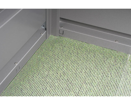 Detail rohu interiéru záhradného domčeka s mriežkou