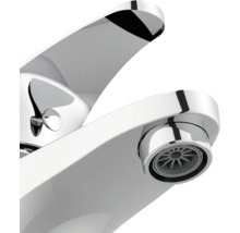 Detailný záber lesklej armatúry