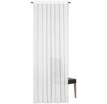 Biely dekoračný záves so závesom na riasiacu stuhu pred stoličkou