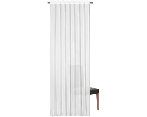 Biely dekoračný záves so závesom na riasiacu stuhu pred stoličkou