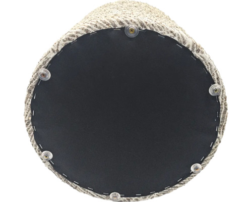 Pohľad na mačaciu jaskyňu zospodu s textilným povrchom a čiernou látkou.