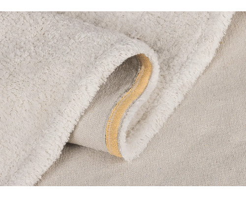 Detailný pohľad na svetlý kúpeľňový koberček s mäkkým povrchom