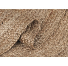 Detailný pohľad na pletený koberec z prírodných vlákien