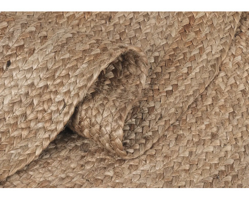 Detailný pohľad na pletený koberec z prírodných vlákien