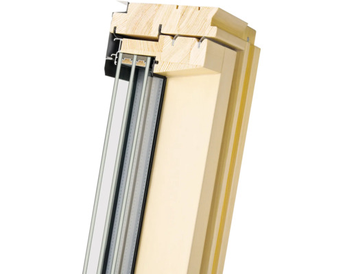 Rez strešným oknom s dreveným rámom a izolačným sklom