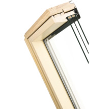 Priečny rez strešným oknom s dreveným rámom a izolačným sklom