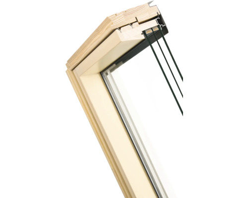 Priečny rez strešným oknom s dreveným rámom a izolačným sklom