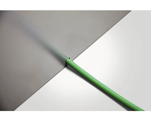 Zelená zavlažovacia hadica na sivom pozadí