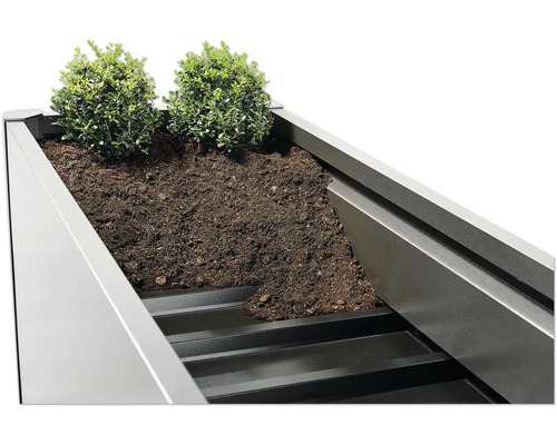 Detailný pohľad na osadený kvetináč so zeminou a rastlinami