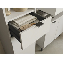 Kúpeľňový nábytok s otvorenou zásuvkou plnou uterákov a kefy.