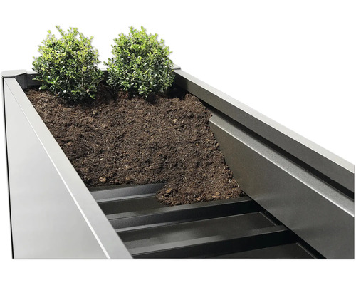 Vyvýšený záhon so zeminou a rastlinami