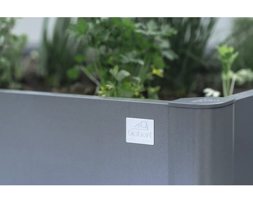 Vyvýšený záhon s rastlinami a logom Biohort