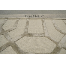 Detailný pohľad na koberec s geometrickým vzorom a logom Bakero