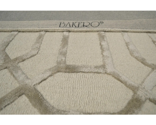 Detailný pohľad na koberec s geometrickým vzorom a logom Bakero